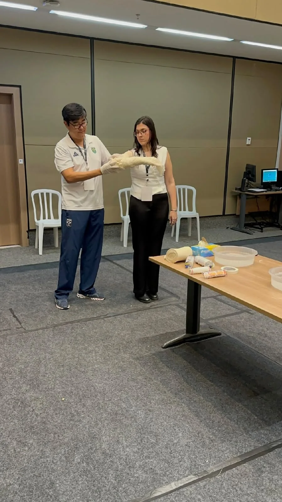 Atividade prática com estudantes no evento